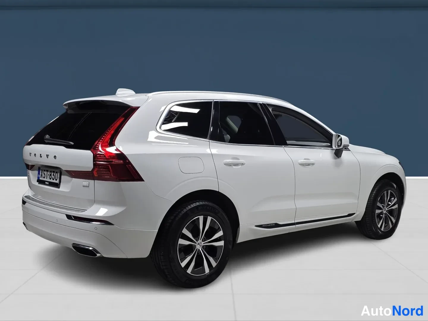 White Volvo XC60 2021, rear three-quarter, photo 4