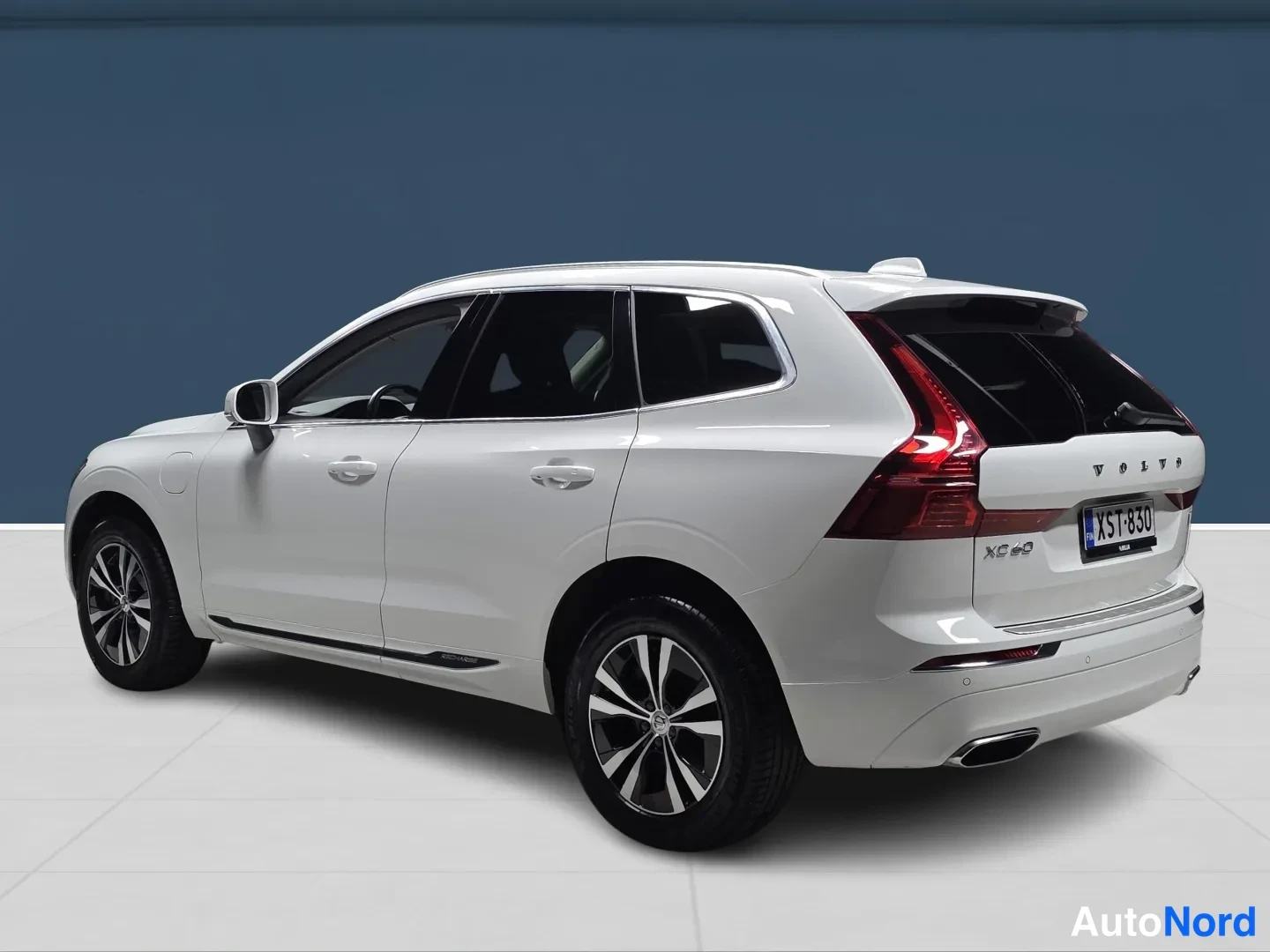 White Volvo XC60 2021, rear three-quarter, photo 5