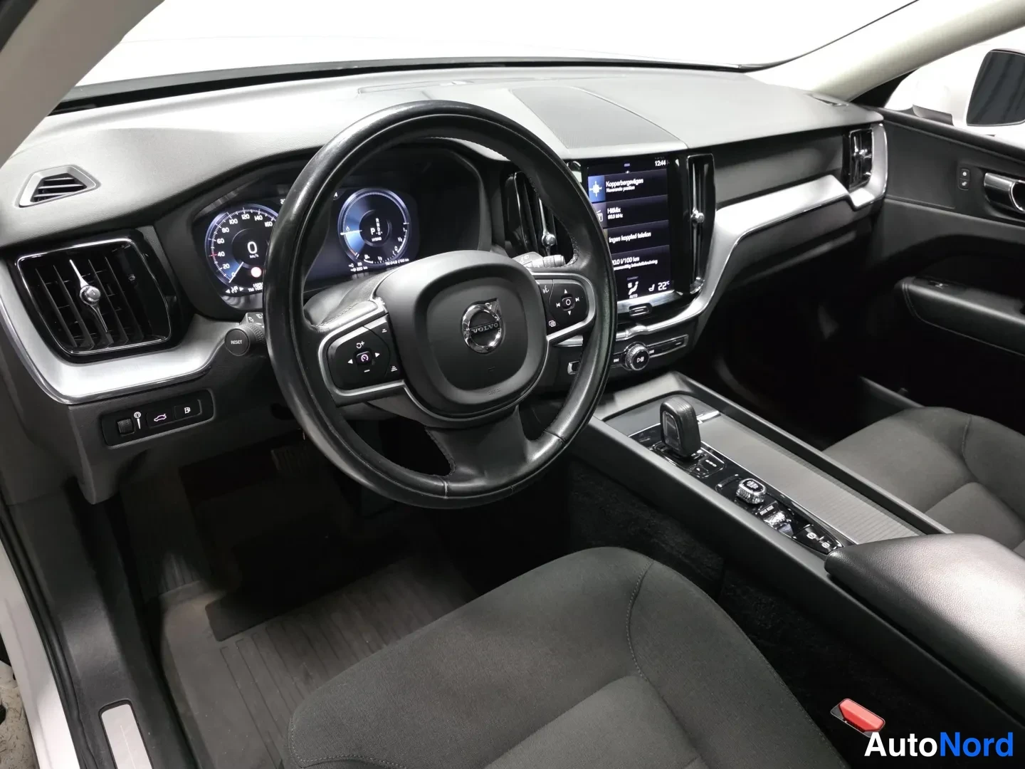 White Volvo XC60 2021, photo 10
