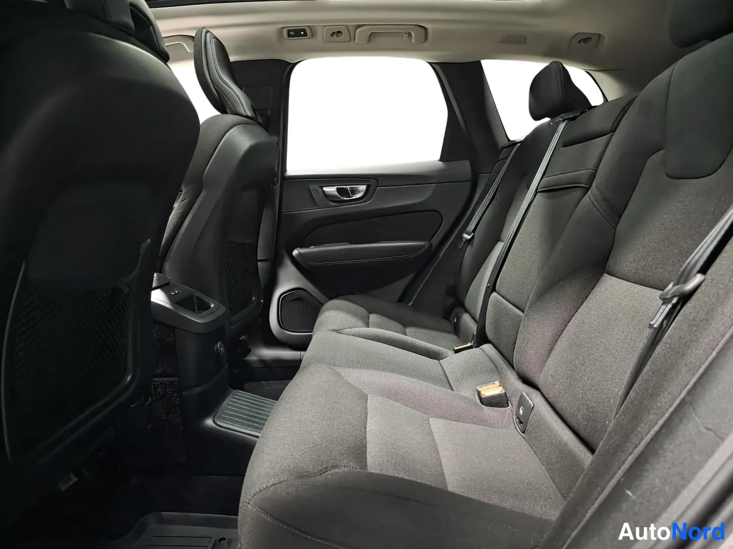 White Volvo XC60 2021, photo 11