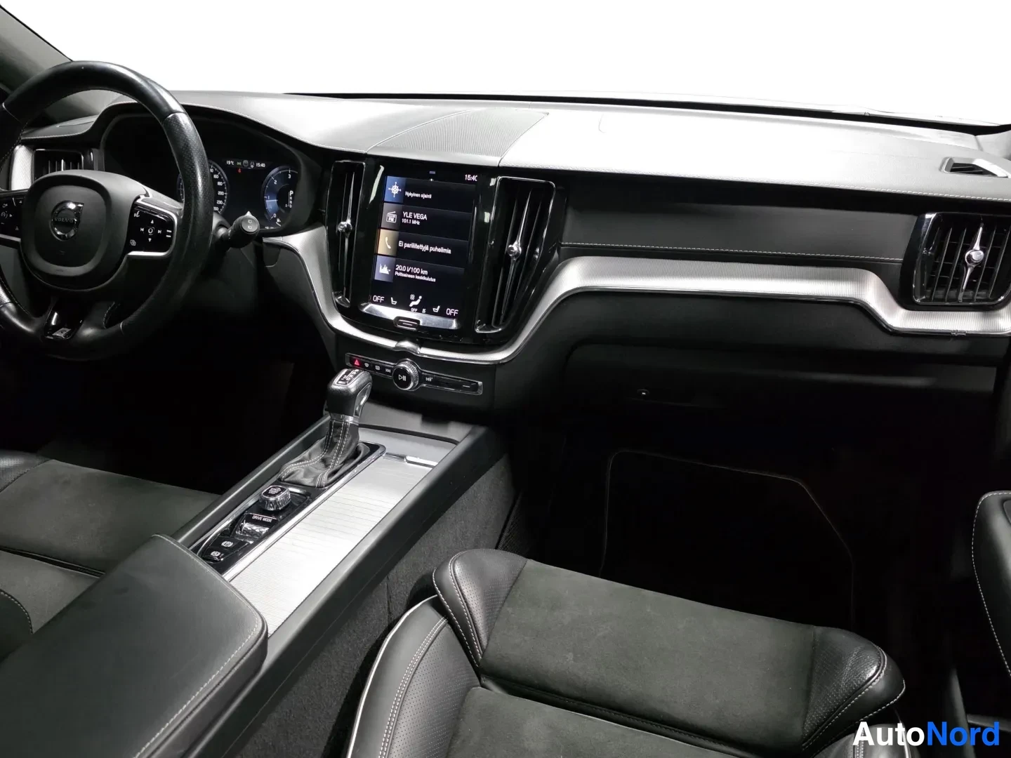 White Volvo XC60 2019, photo 7