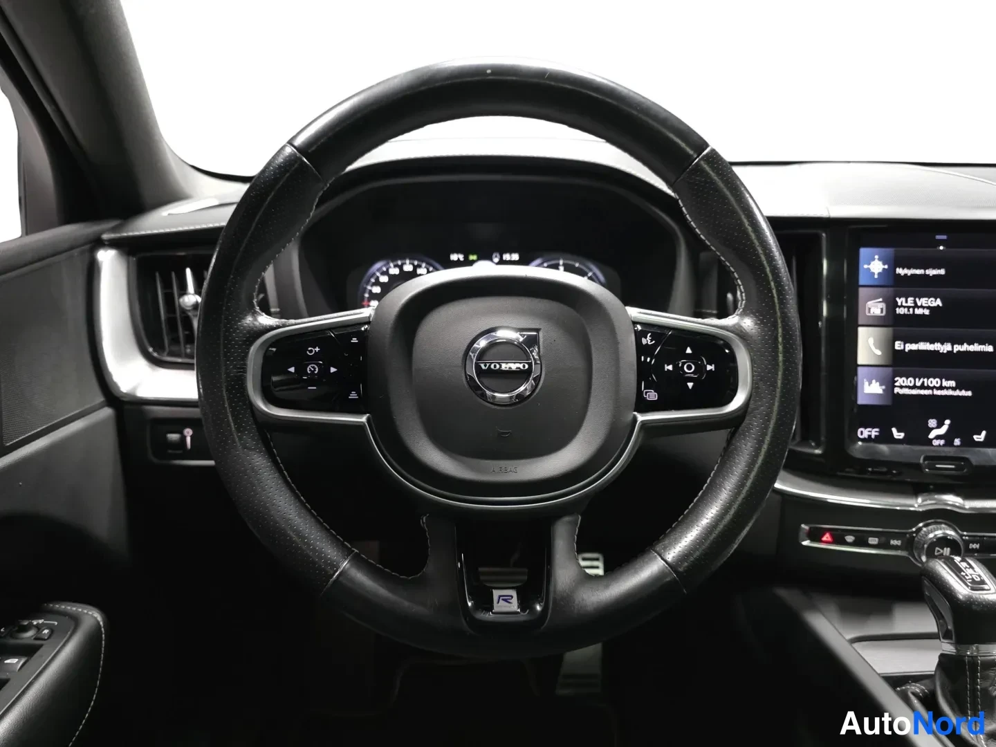 White Volvo XC60 2019, photo 11