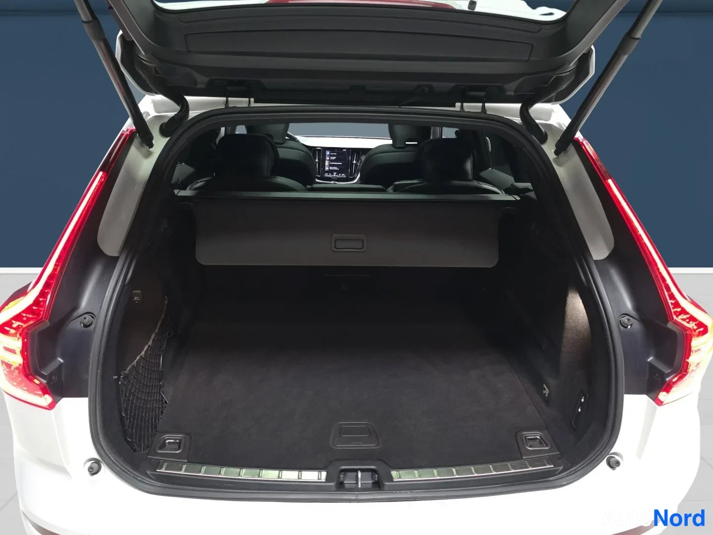 White Volvo XC60 2019, photo 12