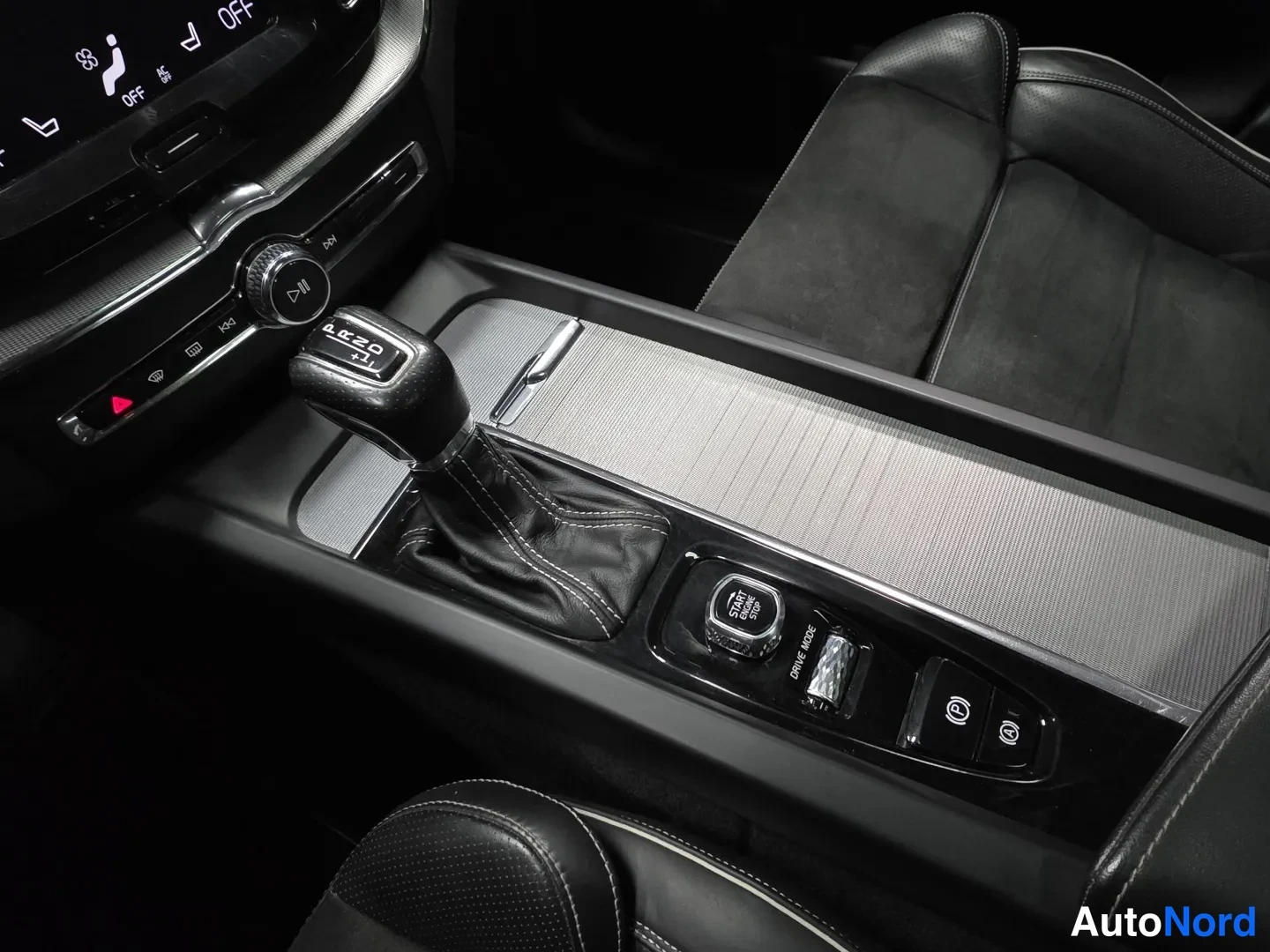 White Volvo XC60 2019, photo 16