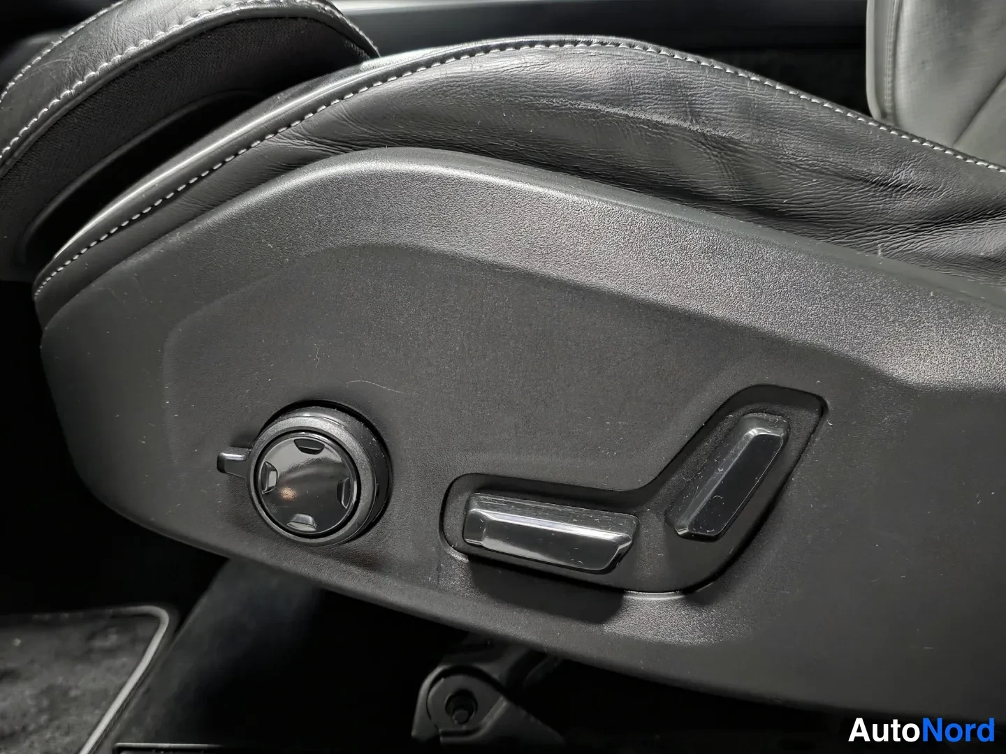 White Volvo XC60 2019, photo 17