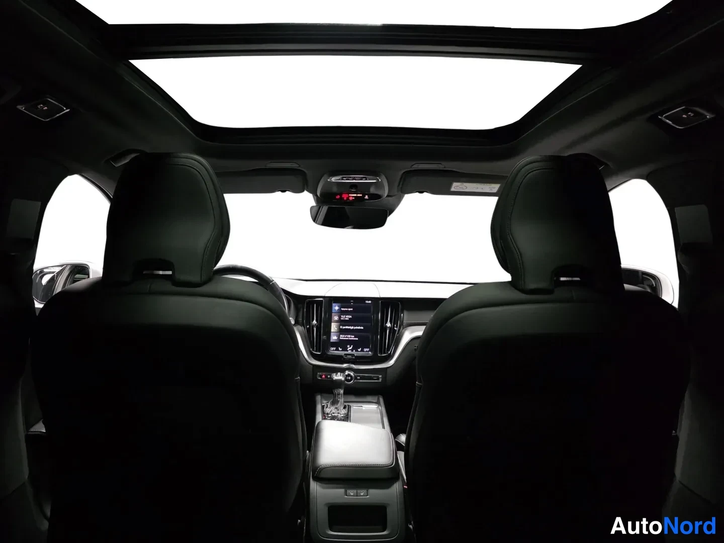 White Volvo XC60 2019, photo 18