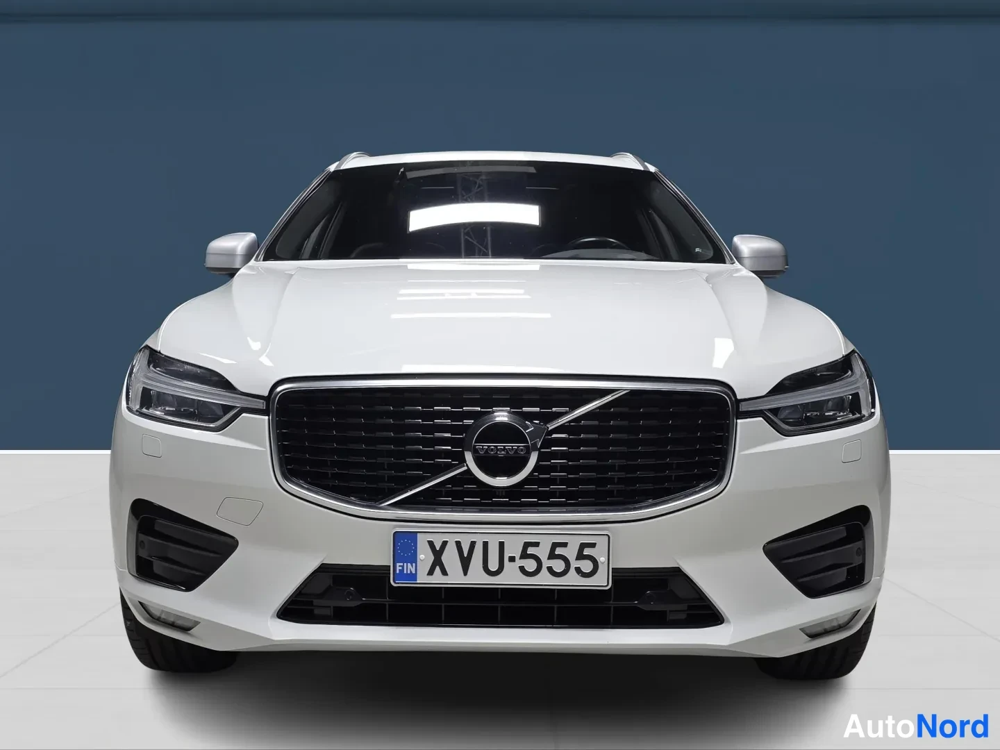 White Volvo XC60 2019, front, photo 3