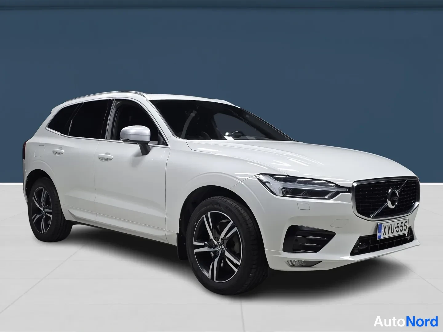 White Volvo XC60 2019, front three-quarter, nose to the right, photo 2