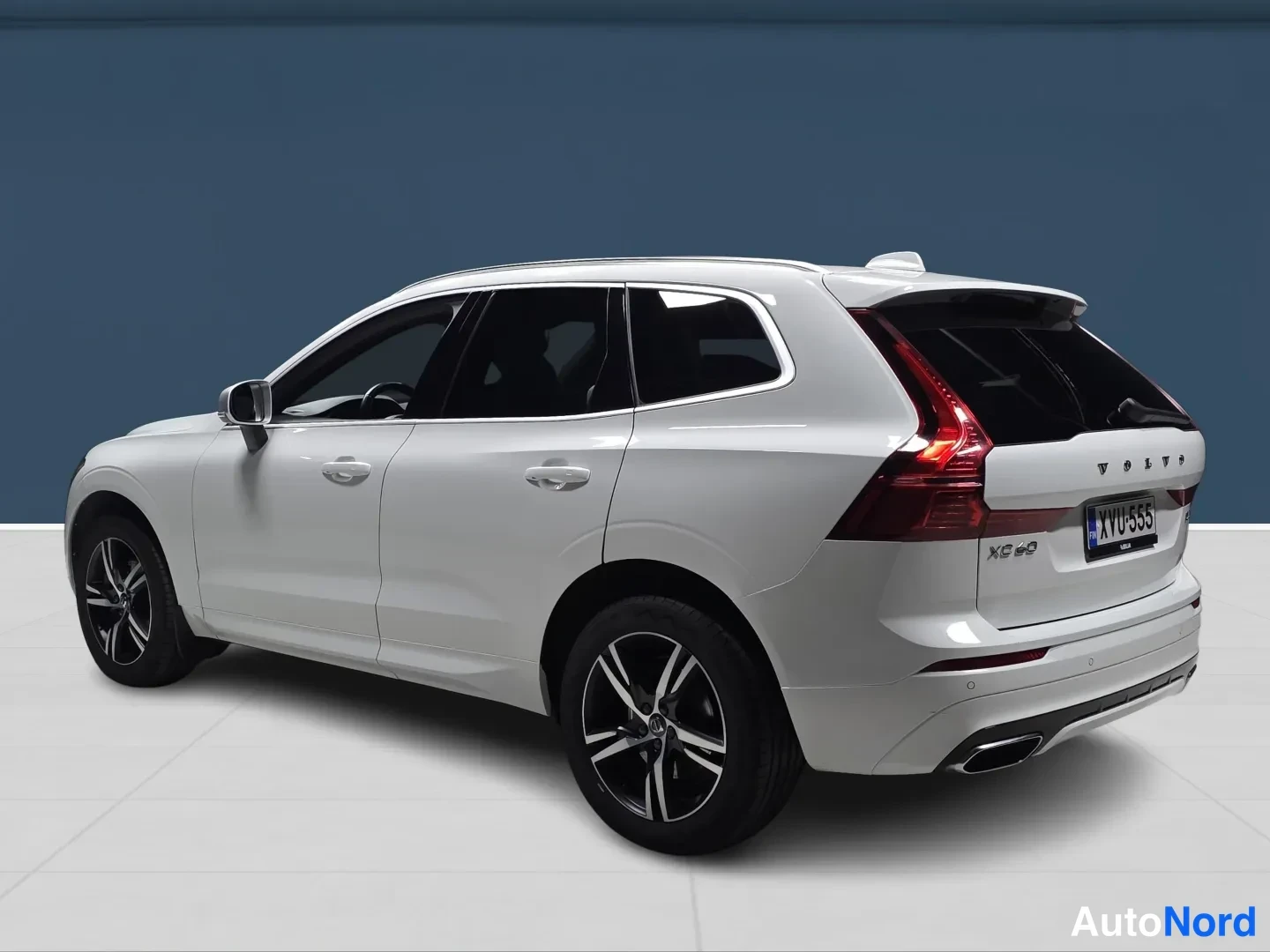 White Volvo XC60 2019, rear three-quarter, photo 5