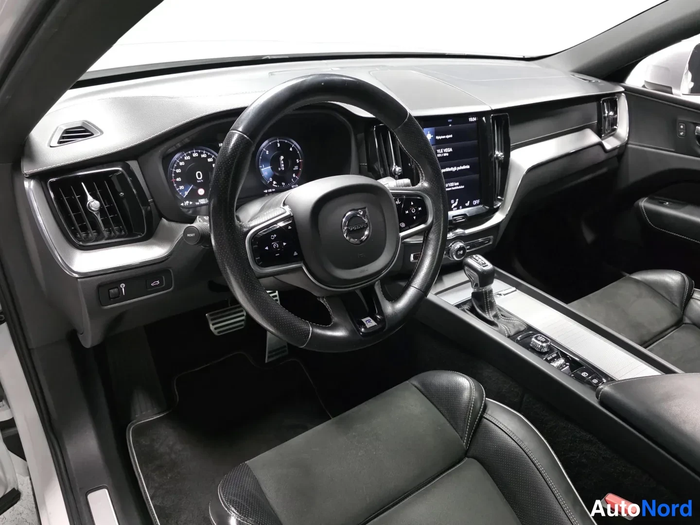 White Volvo XC60 2019, photo 9