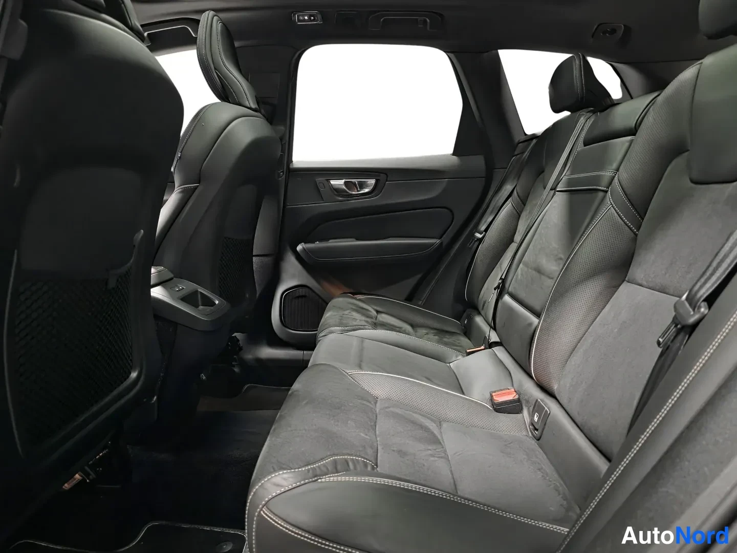 White Volvo XC60 2019, photo 10