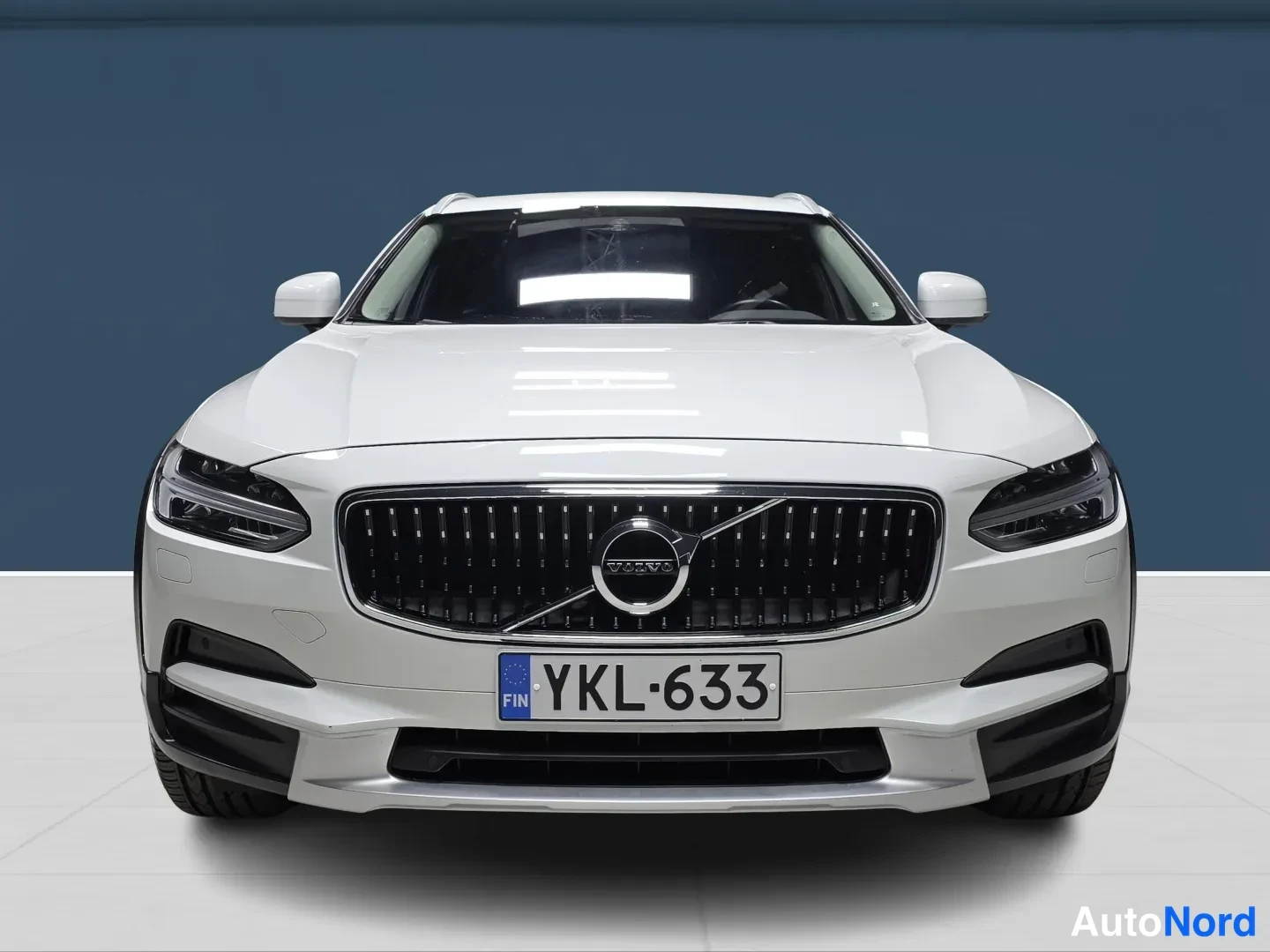 White Volvo V90 Cross Country 2019, front, photo 3