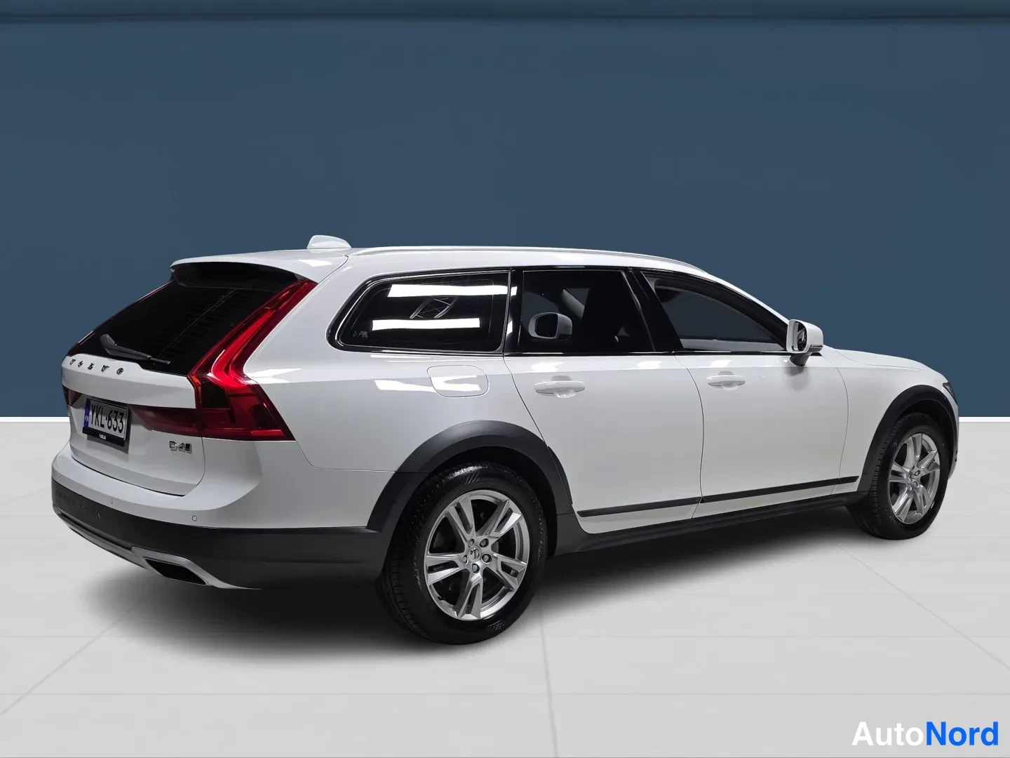 White Volvo V90 Cross Country 2019, rear three-quarter, photo 4