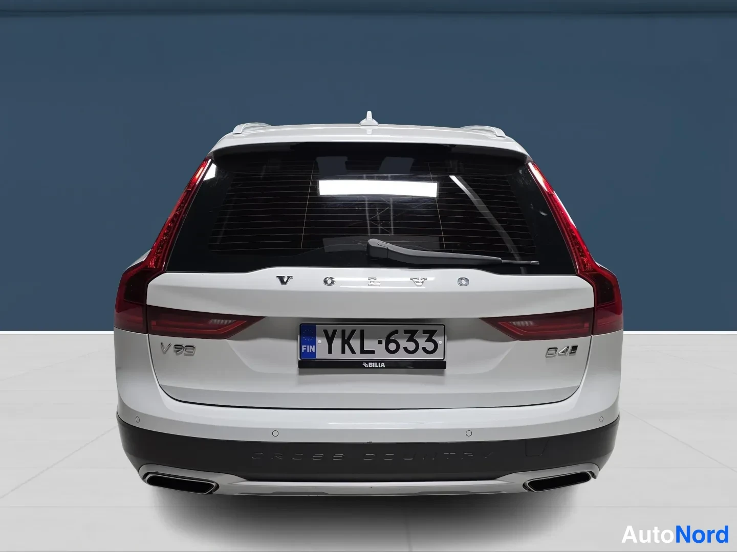White Volvo V90 Cross Country 2019, rear, photo 6