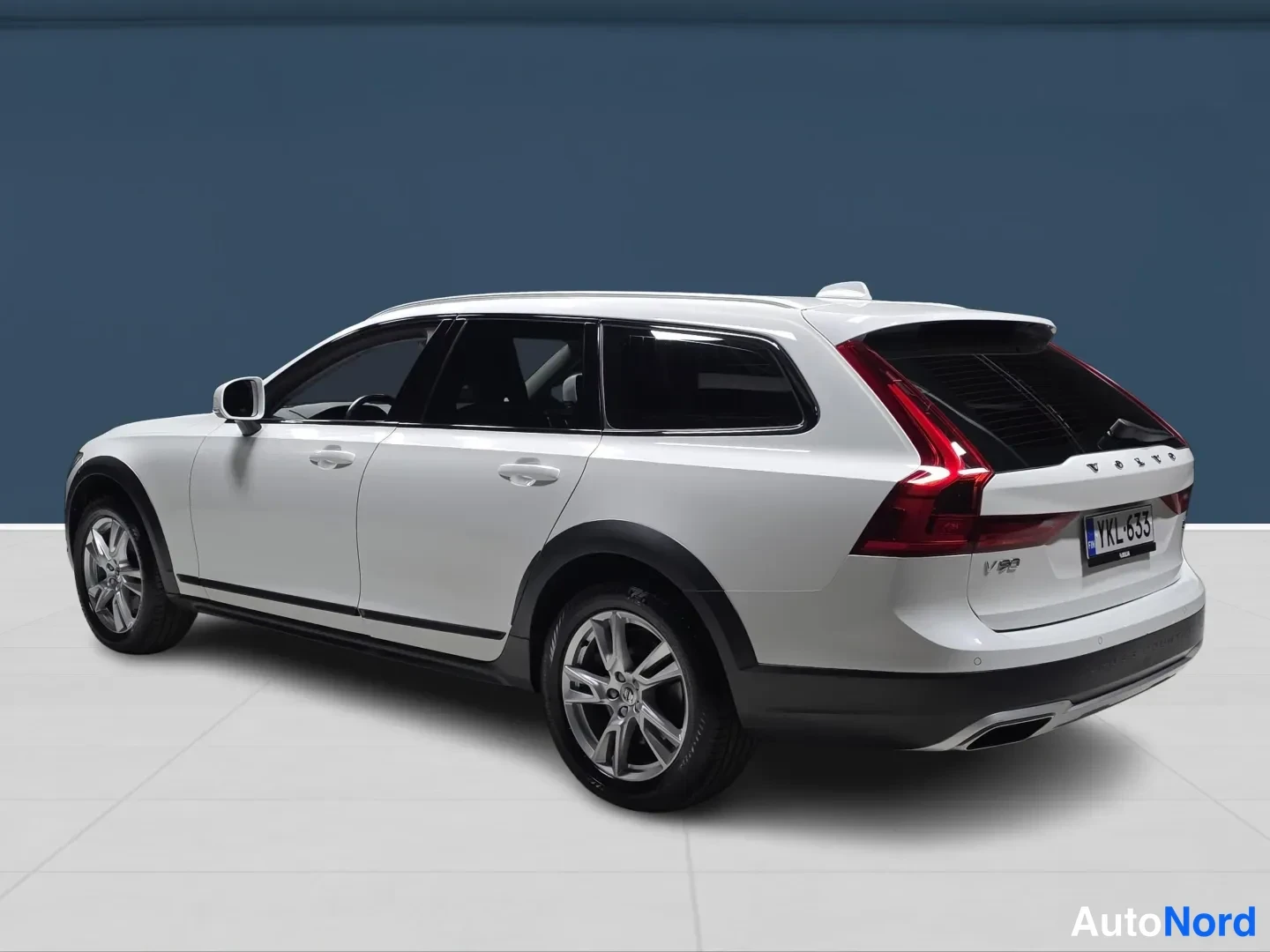 White Volvo V90 Cross Country 2019, rear three-quarter, photo 5