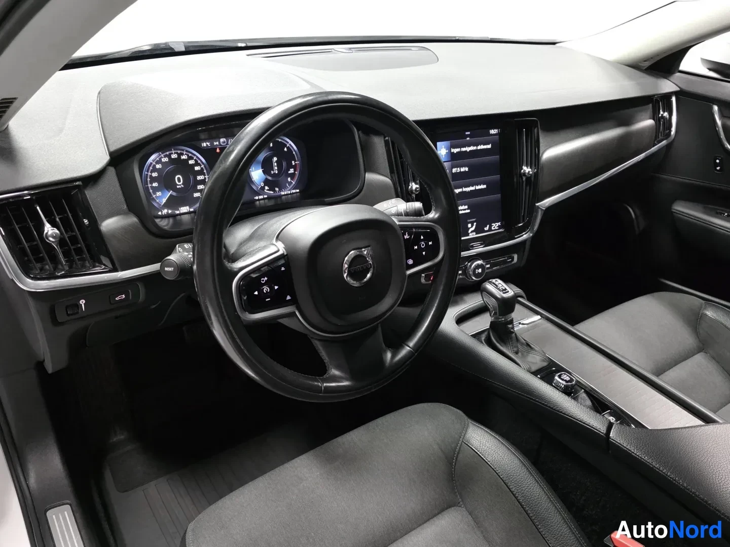 White Volvo V90 Cross Country 2019, photo 10