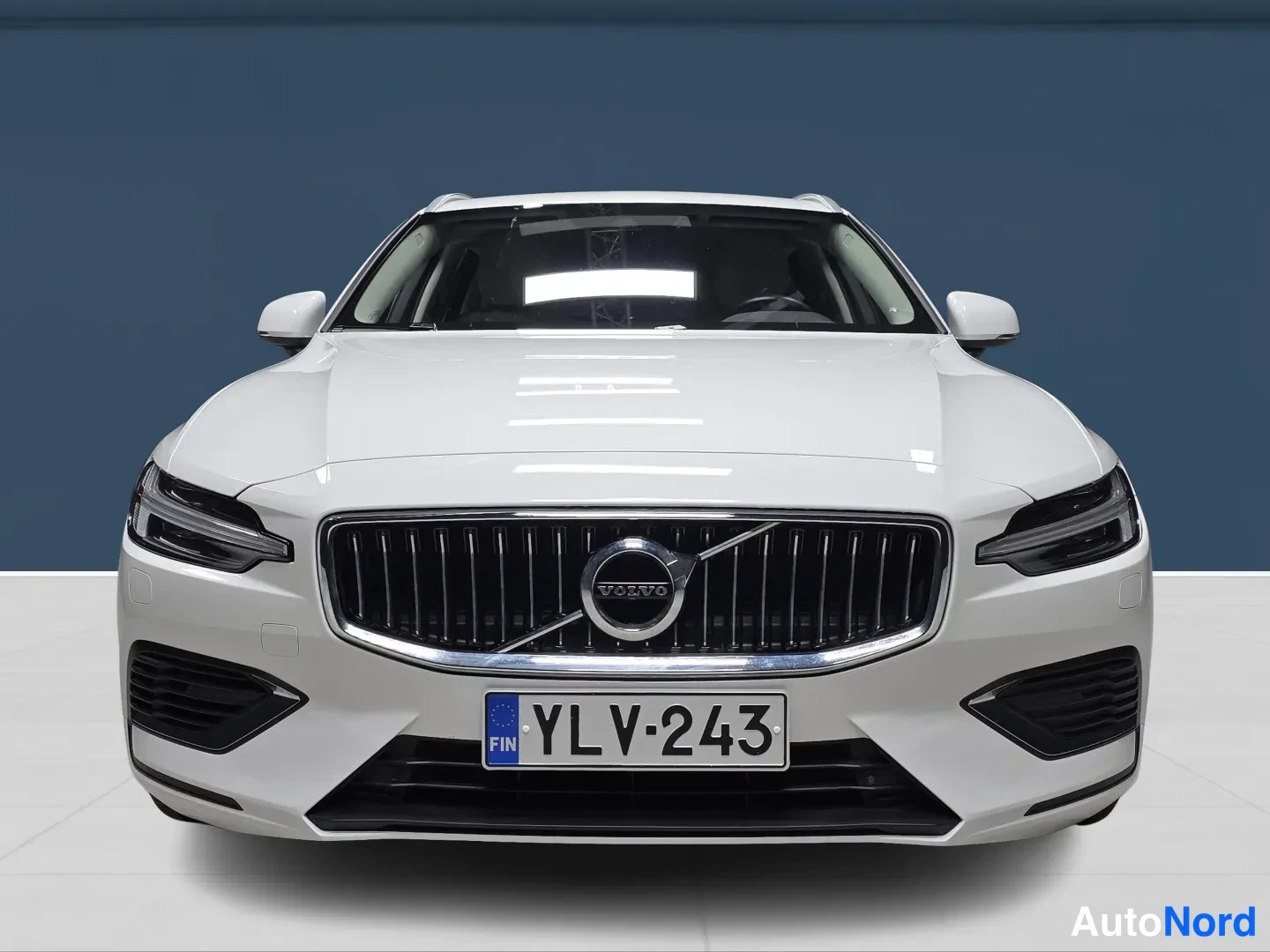 White Volvo V60 2022, front, photo 3