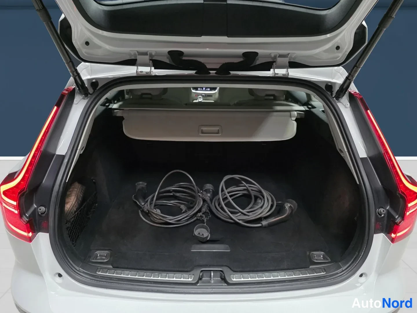 White Volvo V60 2022, rear, photo 7