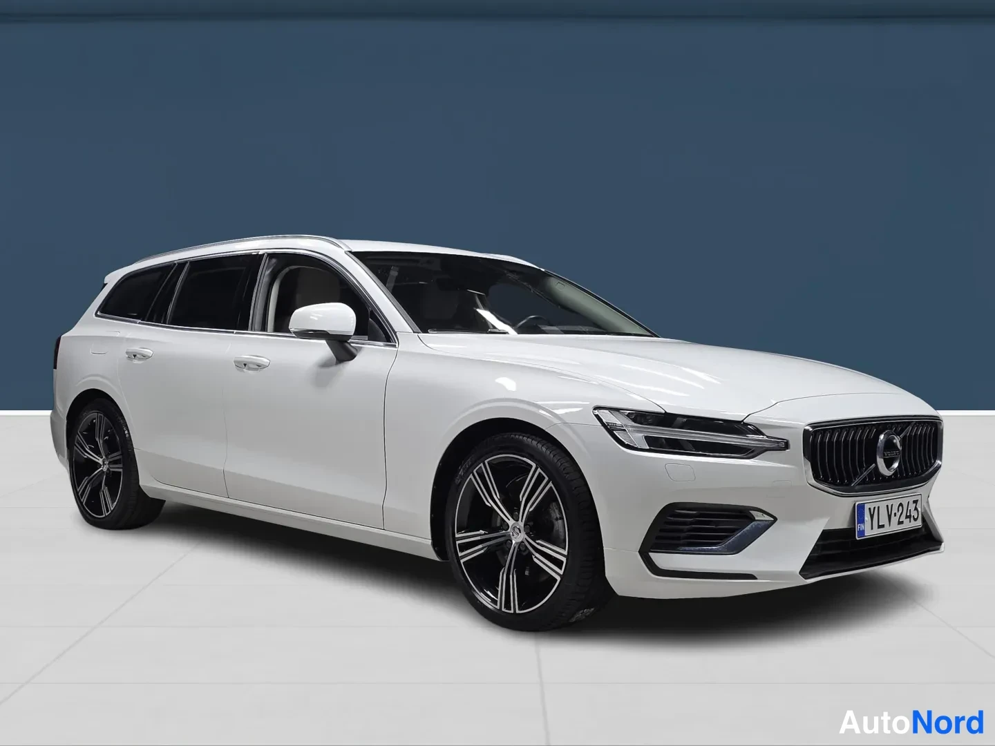White Volvo V60 2022, front three-quarter, nose to the right, photo 2