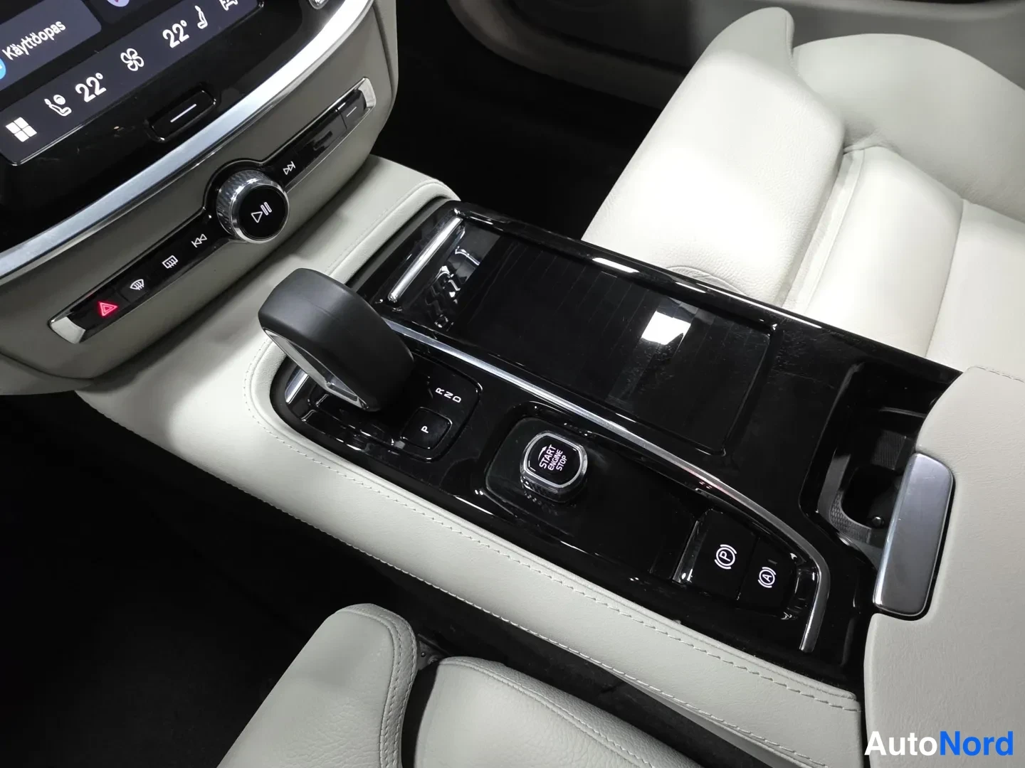 Black Volvo V60 2023, photo 14