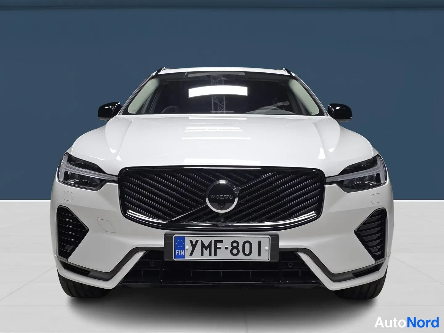 Valkoinen Volvo XC60 2026, edestä, kuva 3