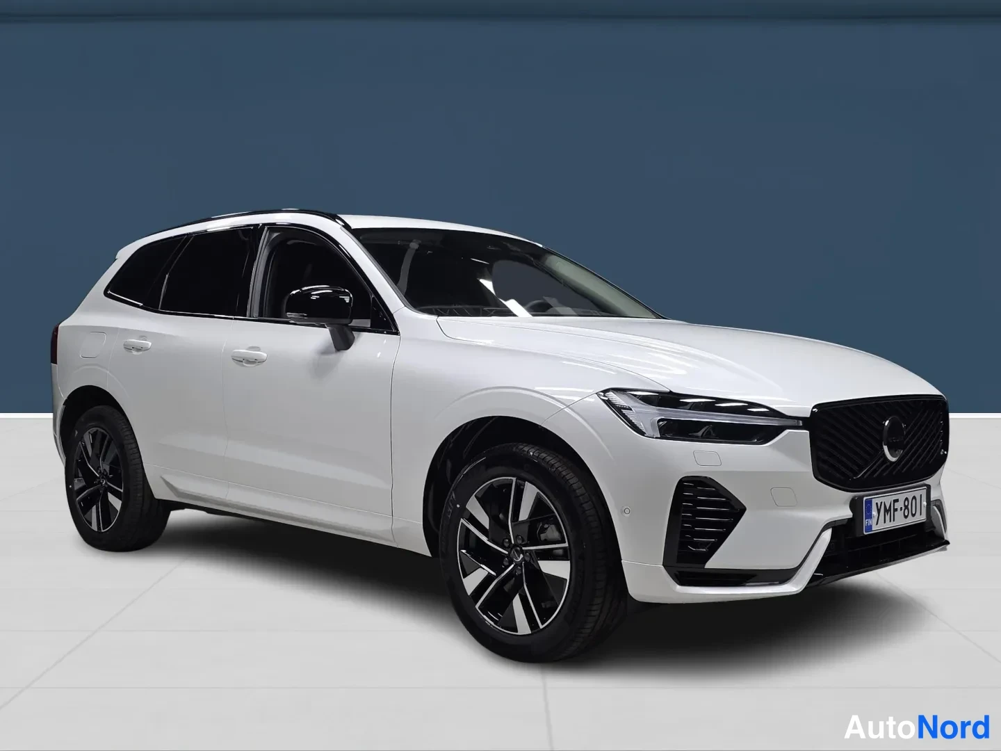 Valkoinen Volvo XC60 2026, etuviisto, keula oikealle, kuva 2