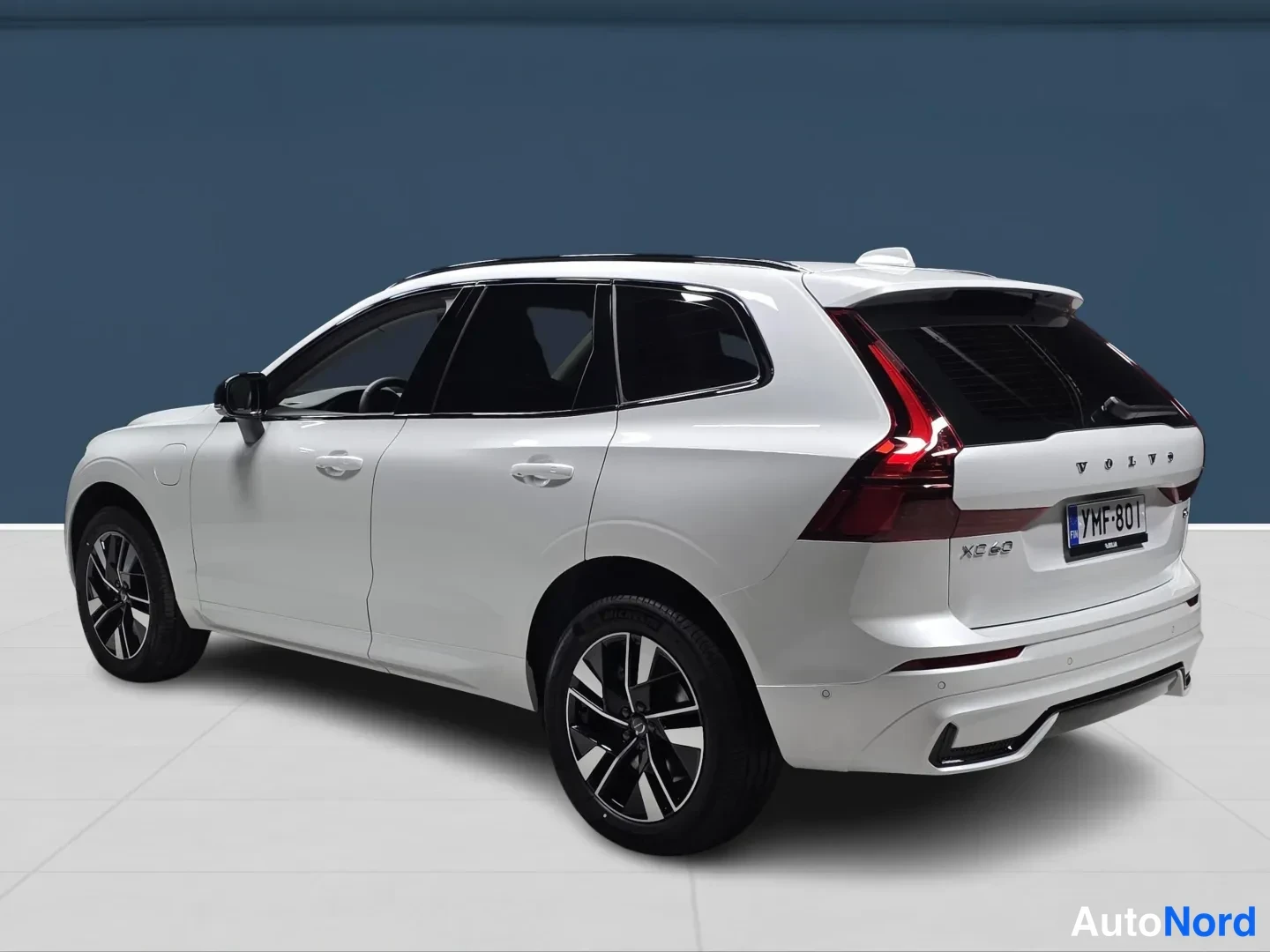 Valkoinen Volvo XC60 2026, takaviisto, kuva 5