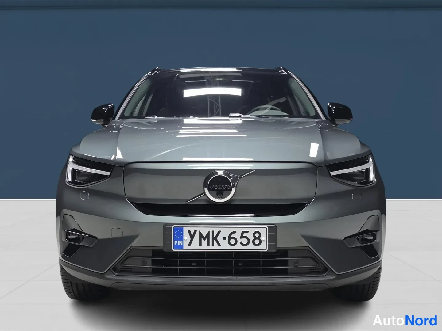 Vihreä Volvo EX40 2026, edestä, kuva 3