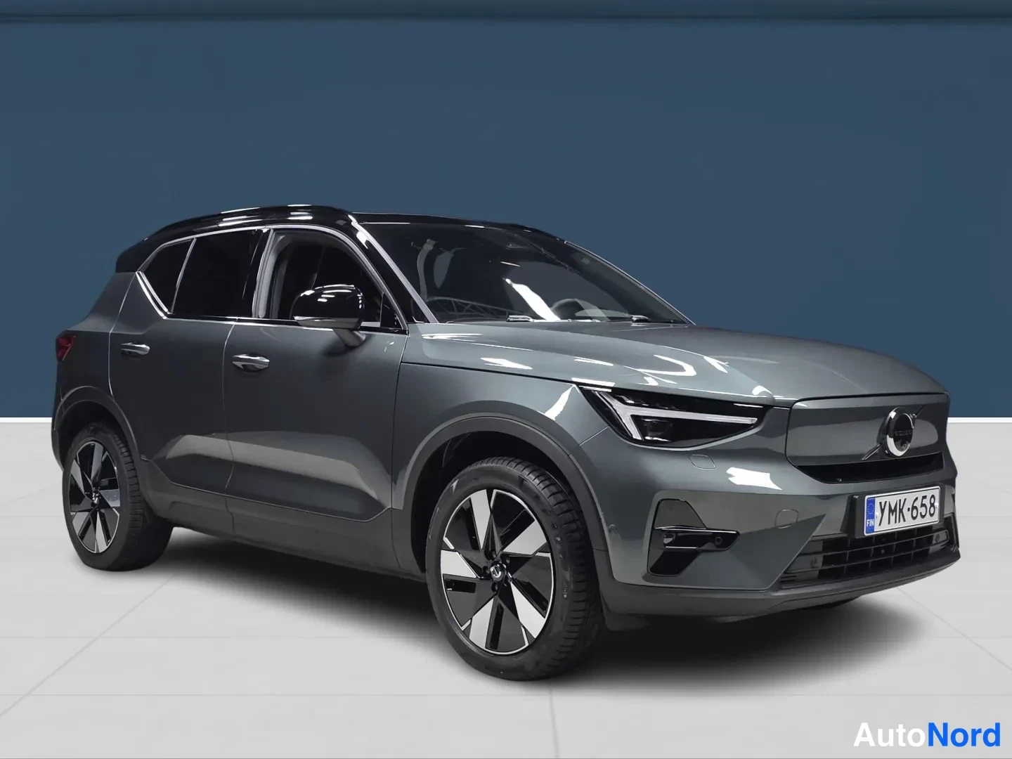 Vihreä Volvo EX40 2026, etuviisto, keula oikealle, kuva 2