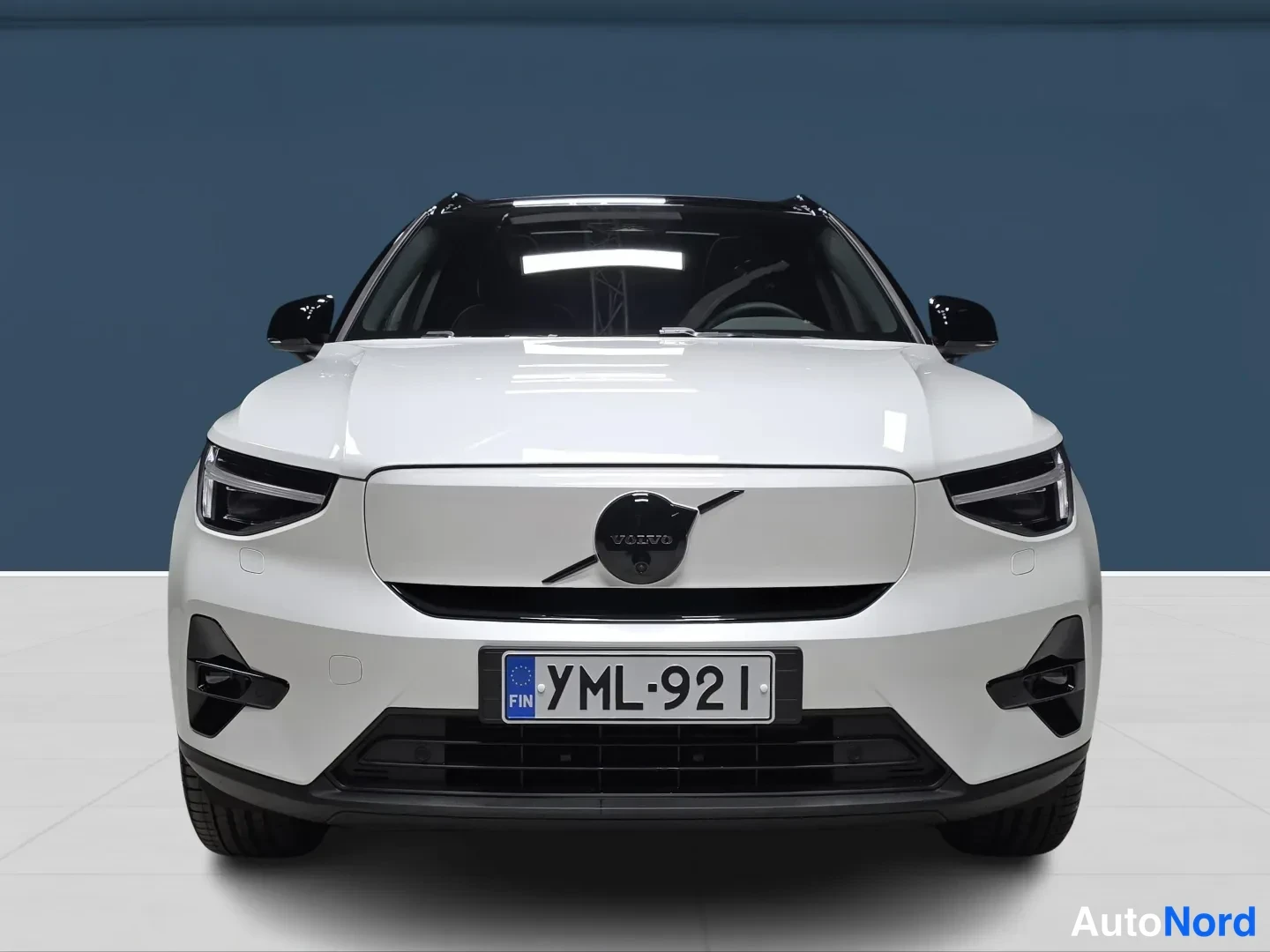 Valkoinen Volvo EX40 2026, edestä, kuva 3