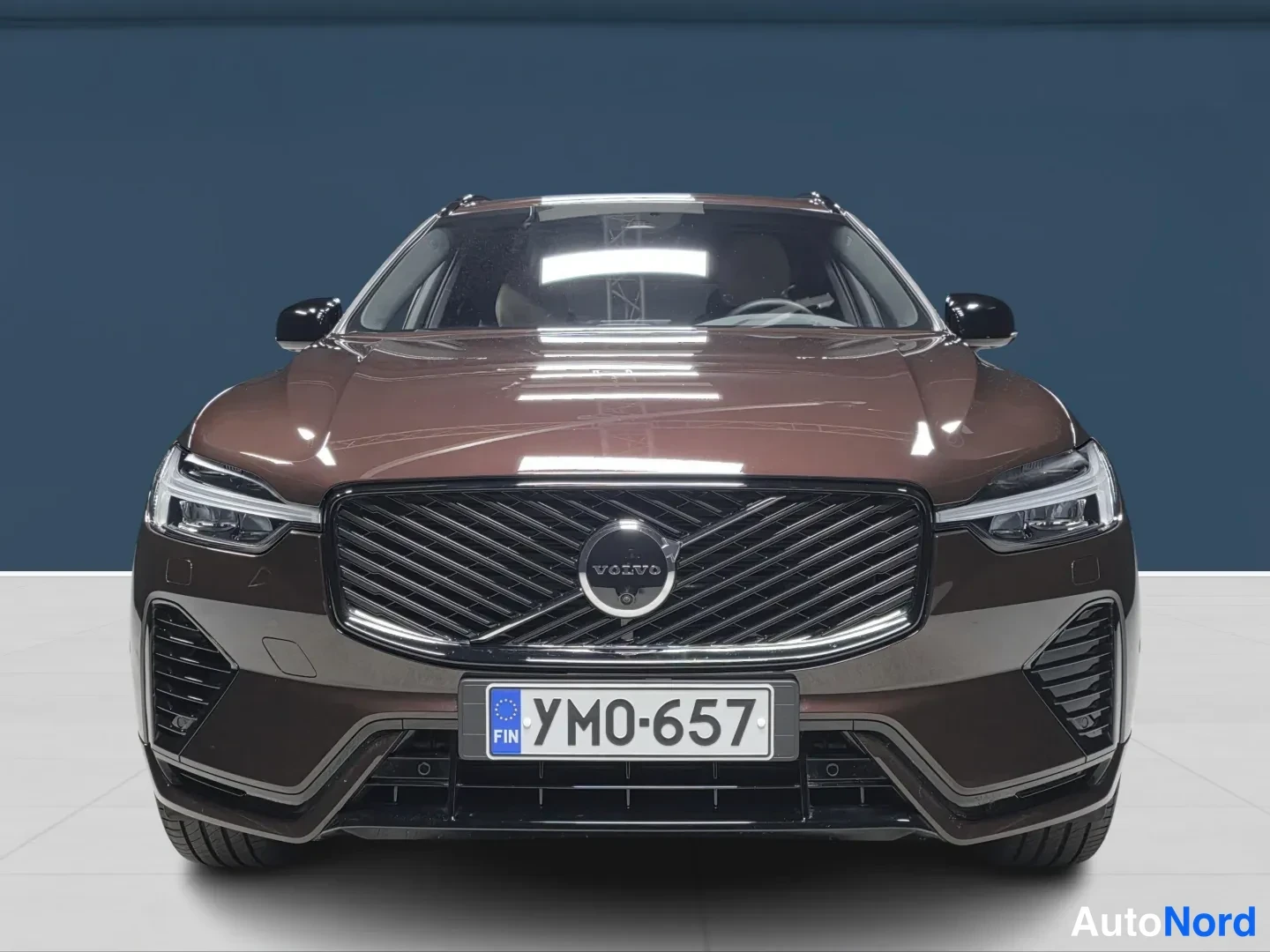 Ruskea Volvo XC60 2026, edestä, kuva 3