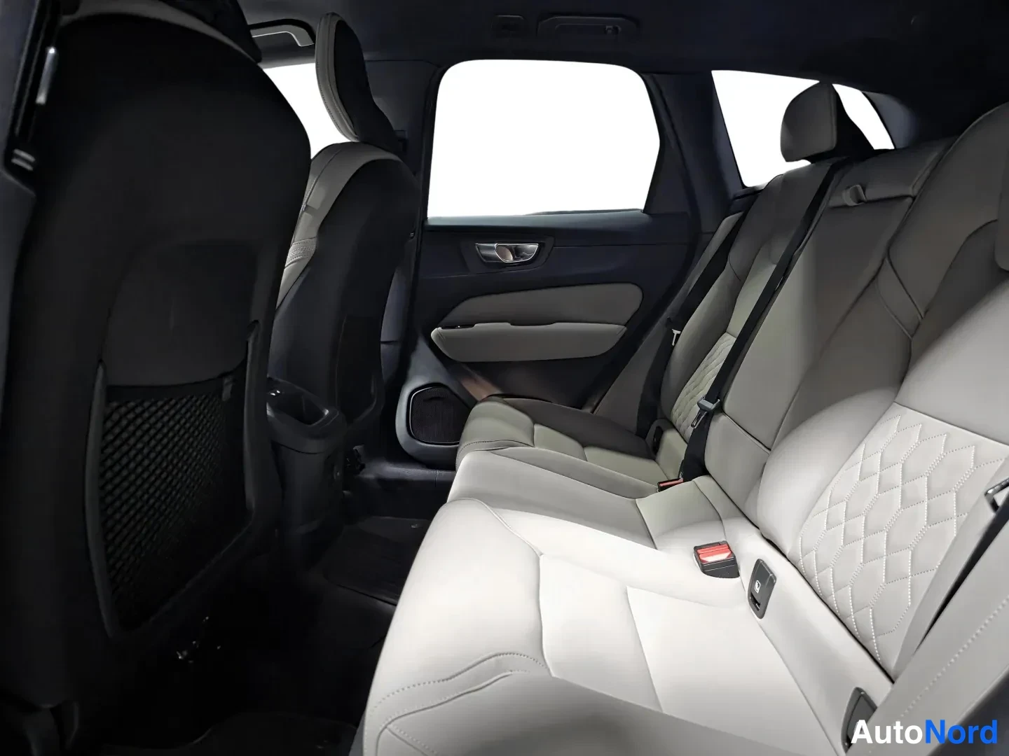 Ruskea Volvo XC60 2026, kuva 17