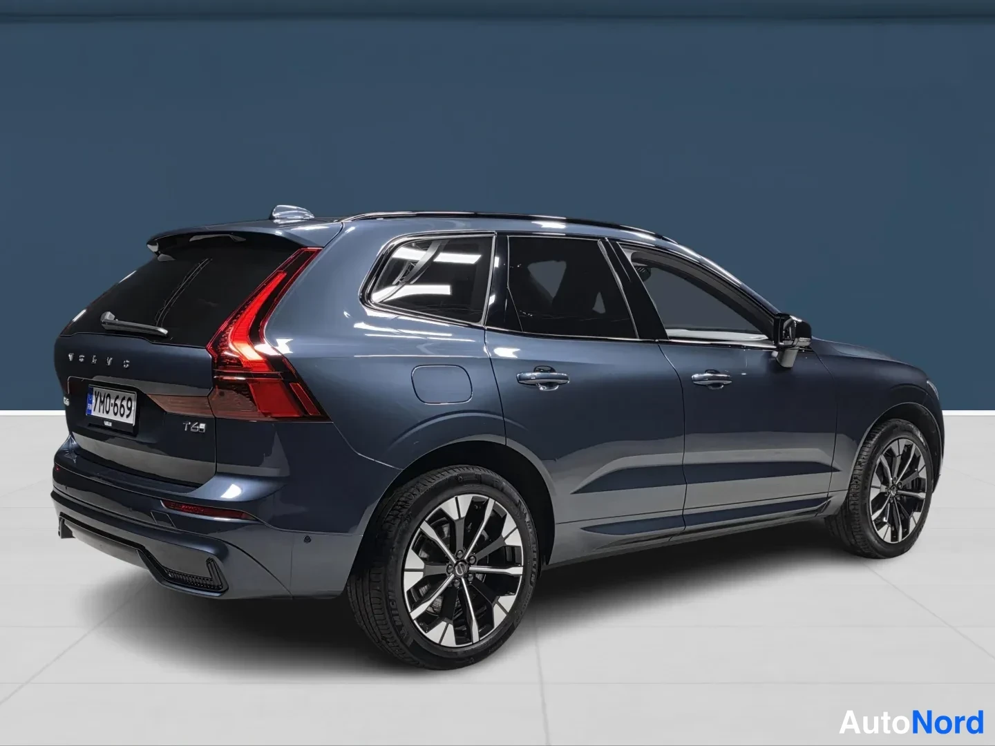 Sininen Volvo XC60 2026, takaviisto, kuva 5