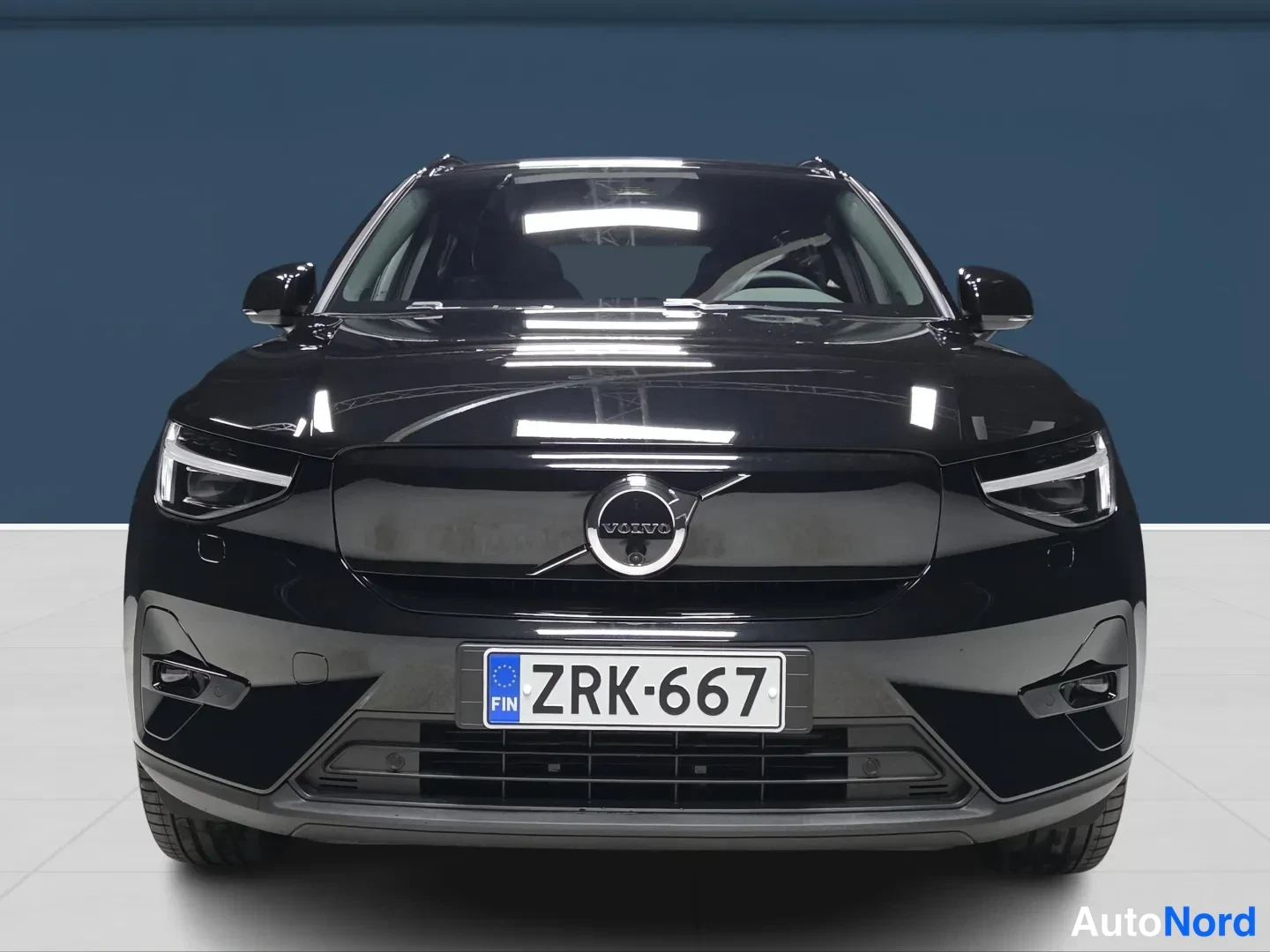 Musta Volvo EX40 2026, edestä, kuva 3