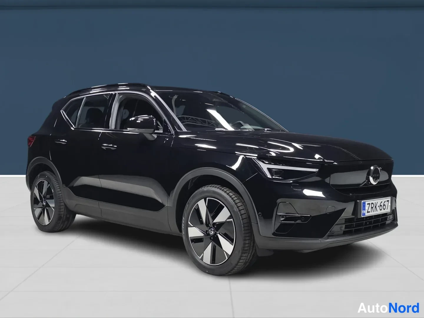 Musta Volvo EX40 2026, etuviisto, keula oikealle, kuva 2