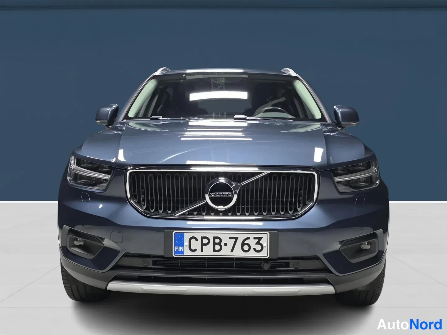 Sininen Volvo XC40 2021, edestä, kuva 3