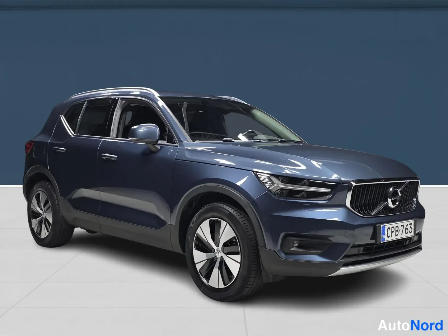 Sininen Volvo XC40 2021, etuviisto, keula oikealle, kuva 2