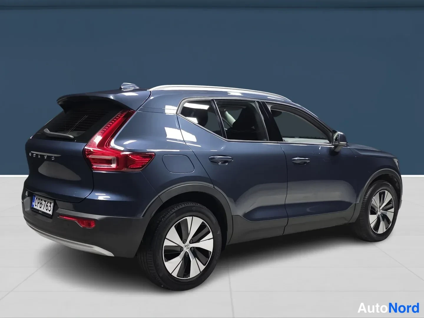 Sininen Volvo XC40 2021, takaviisto, kuva 4