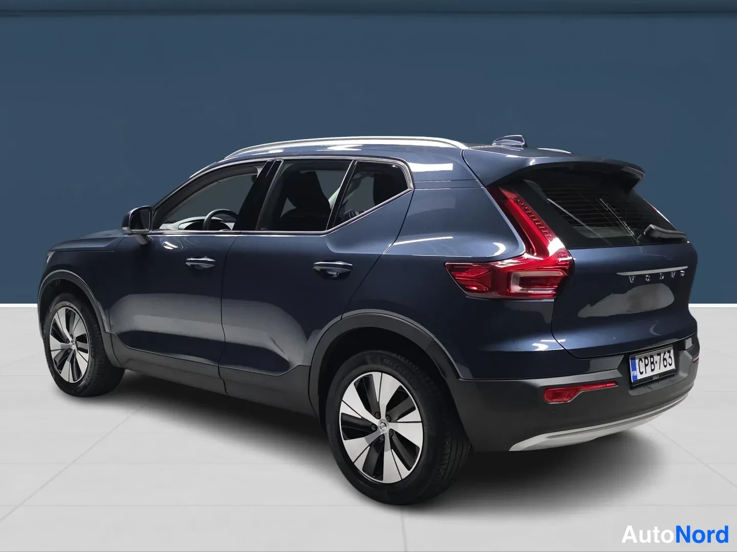 Sininen Volvo XC40 2021, takaviisto, kuva 5
