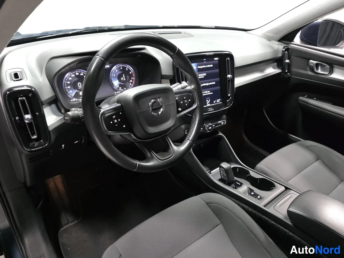 Sininen Volvo XC40 2021, kuva 9