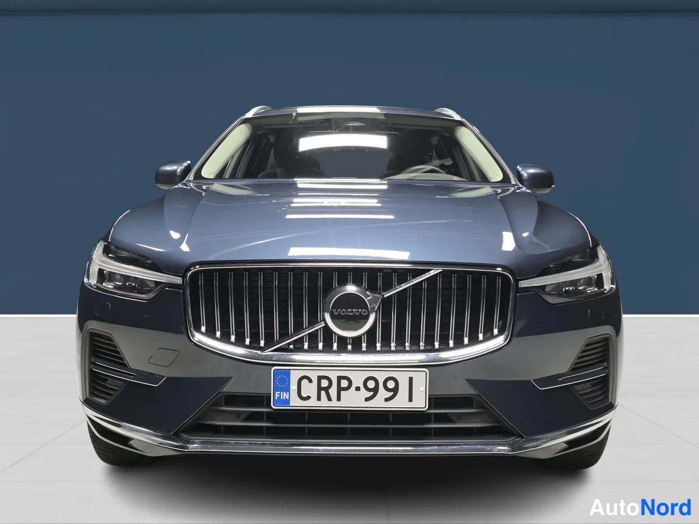 Blue Volvo XC60 2024, front, photo 3