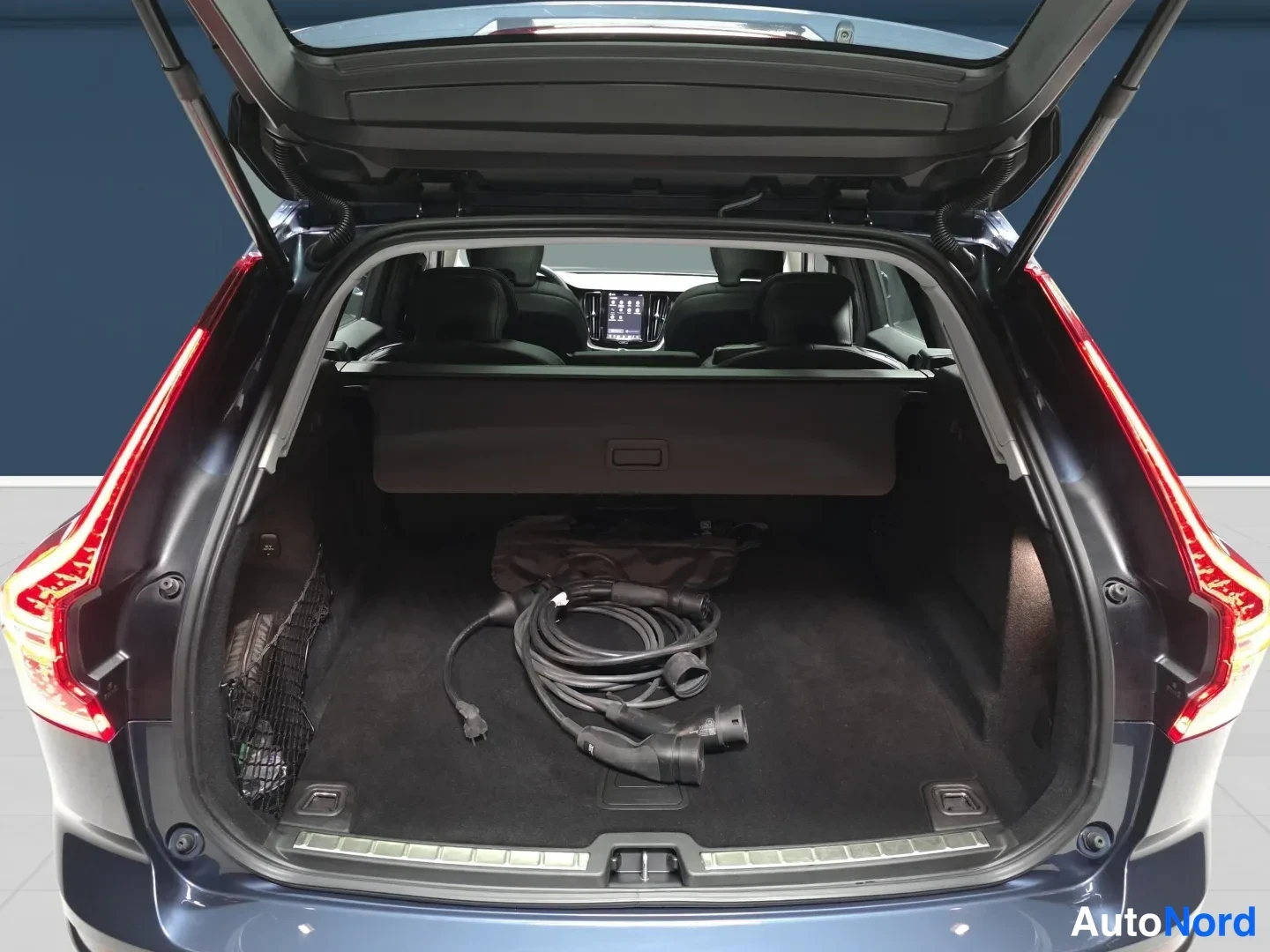 Blue Volvo XC60 2024, photo 11