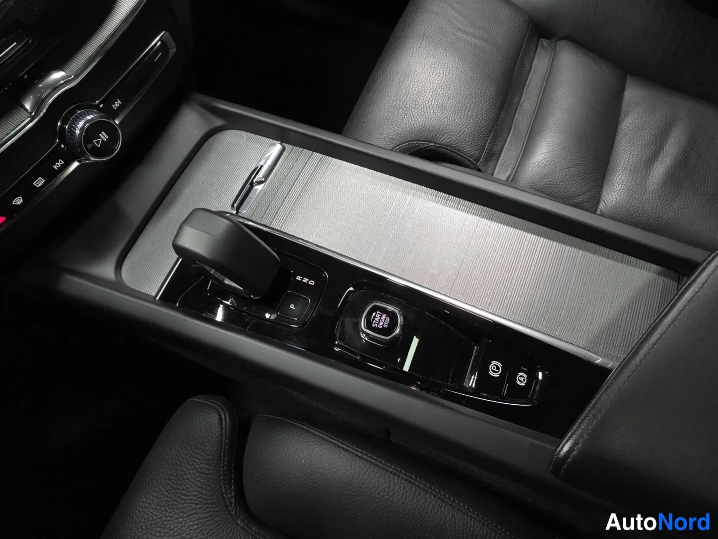 Blue Volvo XC60 2024, photo 14