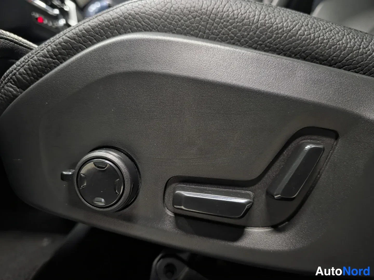 Blue Volvo XC60 2024, photo 15