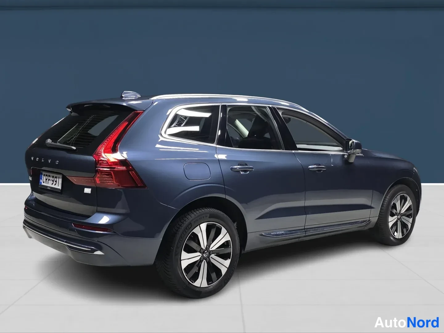 Blue Volvo XC60 2024, rear three-quarter, photo 4