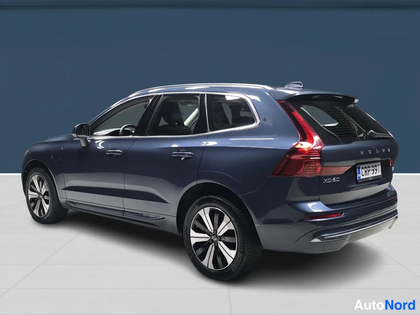 Blue Volvo XC60 2024, rear three-quarter, photo 5