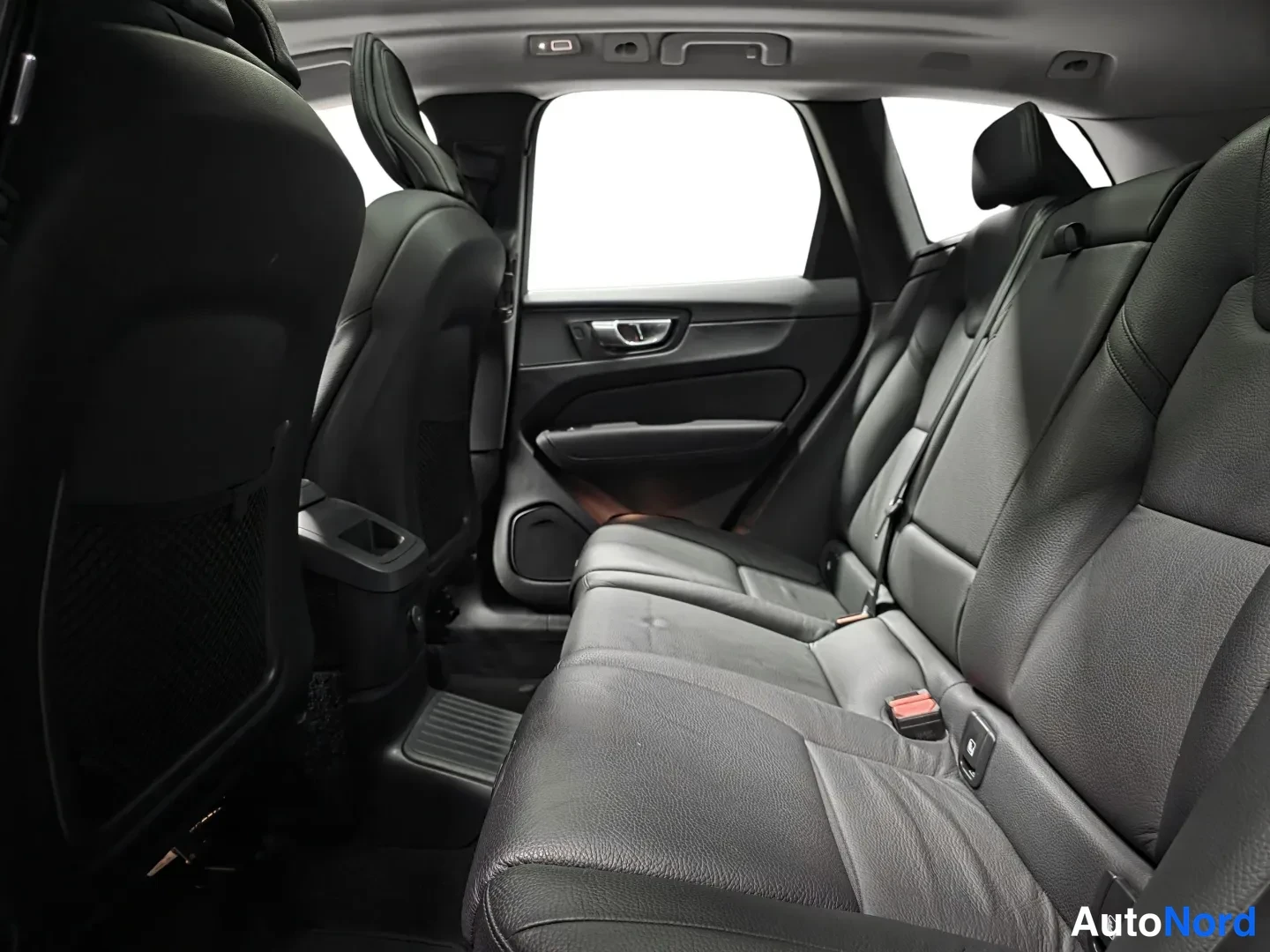 Blue Volvo XC60 2024, photo 9