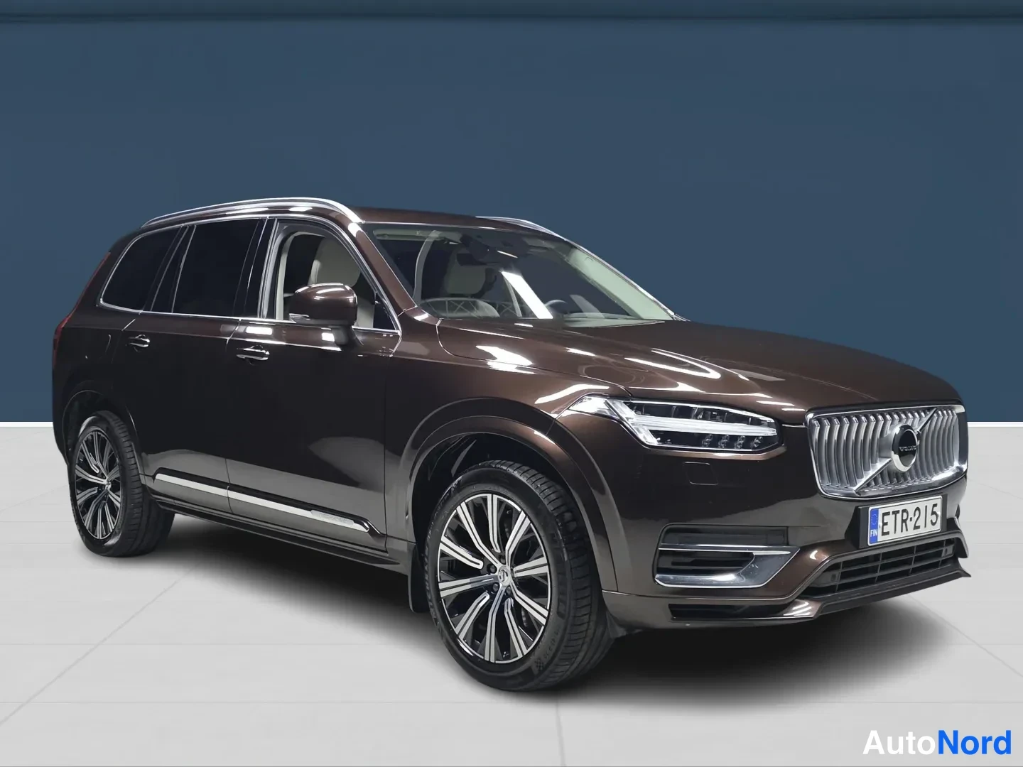 Brown Volvo XC90 2021, front three-quarter, nose to the right, photo 2