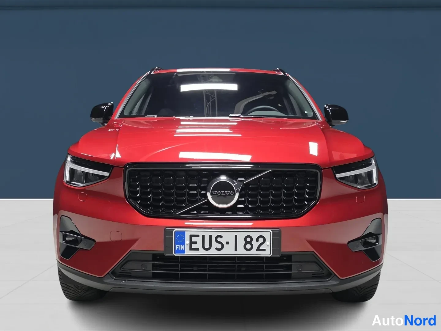 Red Volvo XC40 2024, front, photo 3