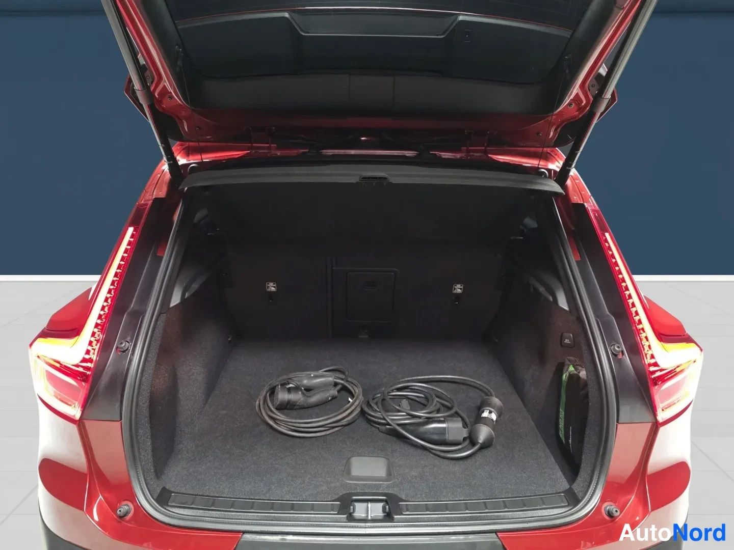Red Volvo XC40 2024, rear, photo 7
